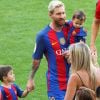 Lionel Messi avec sa femme Antonella et ses enfants Mateo et Thiago - Le FC Barcelone de Lionel Messi remporte le premier match de l'année en Ligua, 6 à 2 contre le Betis Seville au Camp Nou à Barcelone le 20 Août 2016.