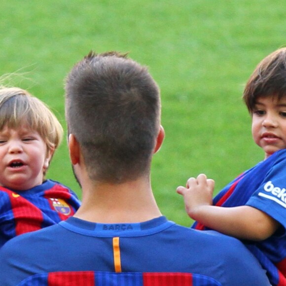 Gérad Piqué avec ses enfants Milan et Sasha - Le FC Barcelone de Lionel Messi remporte le premier match de l'année en Ligua, 6 à 2 contre le Betis Seville au Camp Nou à Barcelone le 20 Août 2016.