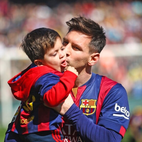 Lionel Messi et son fils Thiago Messi - Les joueurs du FC Barcelone posent avec leurs enfants avant le match contre El Rayo à Barcelone, le 8 mars 2015.