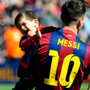 Lionel Messi et son fils Thiago Messi - Les joueurs du FC Barcelone posent avec leurs enfants avant le match contre El Rayo à Barcelone, le 8 mars 2015.