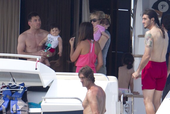 Les joueurs de football Lionel Messi, Cesc Fabregas, Sete Gibernau et Jose Manuel Pinto passent leurs vacances en famille avec leurs compagnes et leurs enfants sur un yacht a Ibiza. Le 9 juillet 2013.