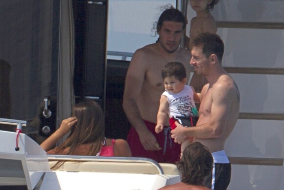 Les joueurs de football Lionel Messi, Cesc Fabregas, Sete Gibernau et Jose Manuel Pinto passent leurs vacances en famille avec leurs compagnes et leurs enfants sur un yacht a Ibiza. Le 9 juillet 2013.
