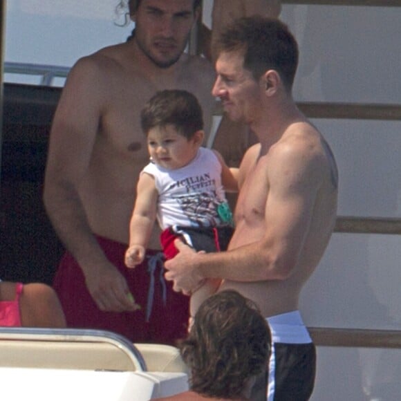 Les joueurs de football Lionel Messi, Cesc Fabregas, Sete Gibernau et Jose Manuel Pinto passent leurs vacances en famille avec leurs compagnes et leurs enfants sur un yacht a Ibiza. Le 9 juillet 2013.