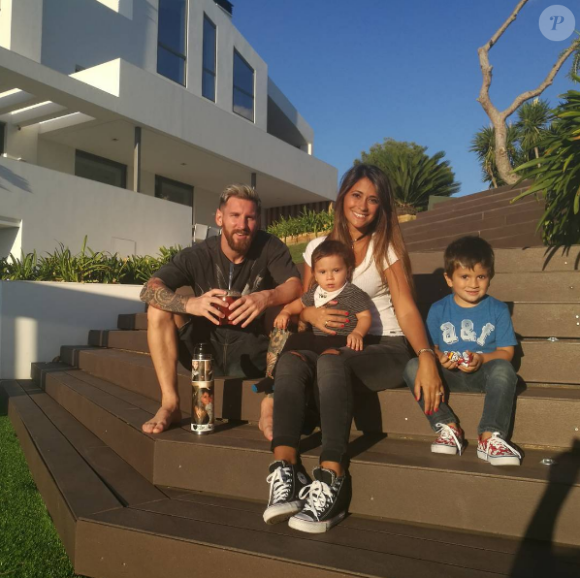 Lionel Messi pose avec sa compagne Antonella Roccuzzo et leurs deux fils, Mateo et Thiago, 2016.