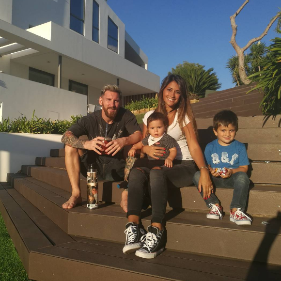 Lionel Messi pose avec sa compagne Antonella Roccuzzo et leurs deux fils, Mateo et Thiago, 2016.