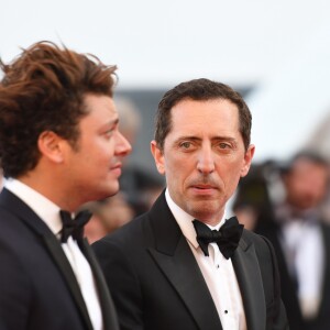 Kev Adams et Gad Elmaleh à la montée des marches du film "Elle" lors du 69ème Festival International du Film de Cannes. Le 21 mai 2016. © Rachid Bellak / Bestimage