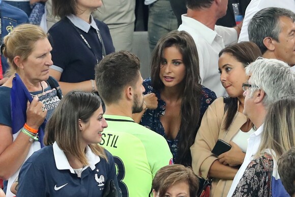 Benoît Costil à nouveau très proche de Malika Ménard à la fin du match de l'UEFA Euro 2016 Allemagne-France au stade Vélodrome à Marseille, France le 7 juillet 2016.