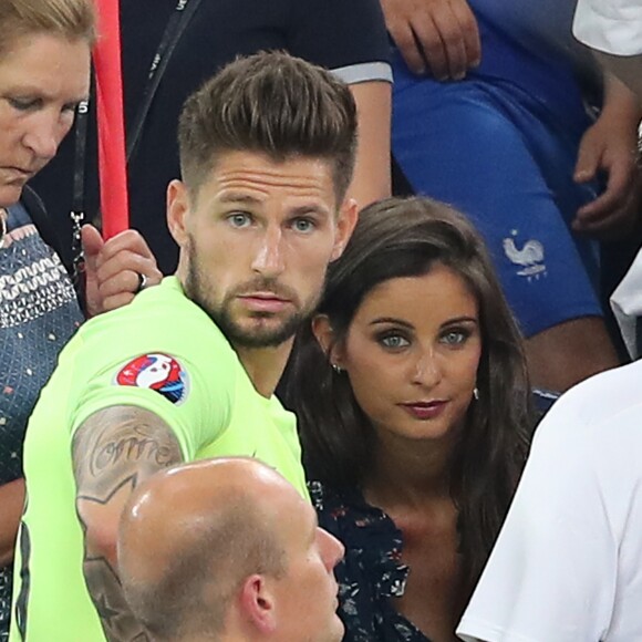 Benoît Costil à nouveau très proche de Malika Ménard à la fin du match de l'UEFA Euro 2016 Allemagne-France au stade Vélodrome à Marseille, France le 7 juillet 2016.