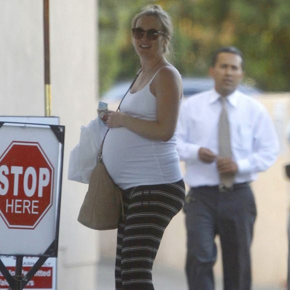 Exclusif - Leighton Meester très enceinte va déjeuner au restaurant Casa Vega avec une amie à Los Angeles, le 15 juillet 2015.