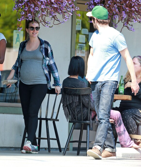 Exclusif - Première sortie de Leighton Meester, enceinte! La jolie maman est allée déjeuner avec son mari Adam Brody à Los Angeles, le 16 mai 2015