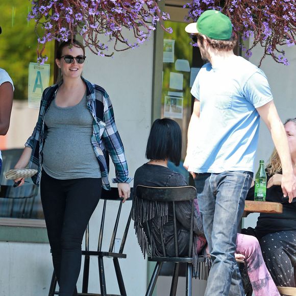 Exclusif - Première sortie de Leighton Meester, enceinte! La jolie maman est allée déjeuner avec son mari Adam Brody à Los Angeles, le 16 mai 2015
