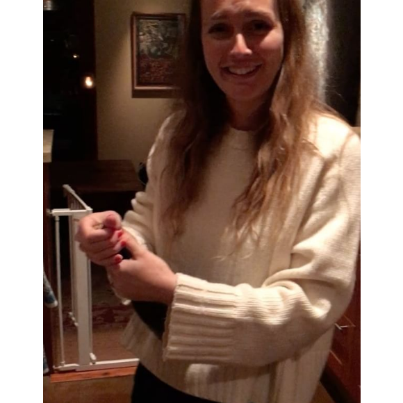 Leighton Meester fait face à sa peur - sabrer le champagne - pour le nouvel an 2017.