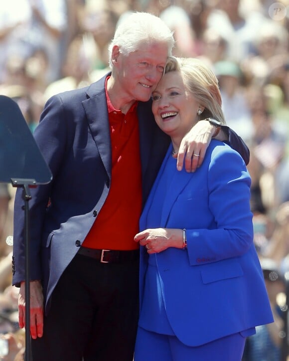 Présidentielle américaine: Hillary Clinton lance la deuxième phase de sa campagne accompagnée de son mari le président Bill Clinton et de sa fille Chelsea Clinton à New York le 13 juin 2015.
