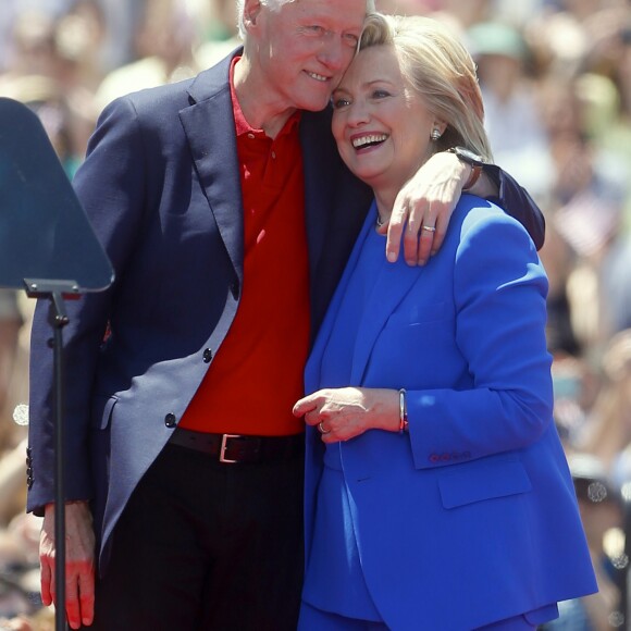 Présidentielle américaine: Hillary Clinton lance la deuxième phase de sa campagne accompagnée de son mari le président Bill Clinton et de sa fille Chelsea Clinton à New York le 13 juin 2015.