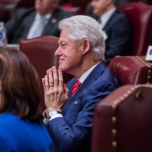 Bill Clinton, grand électeur de l'Etat de New York, vote pour élire formellement Donald Trump président des Etats-Unis à Albany, New York, Etats-Unis, le 19 décembre 2016