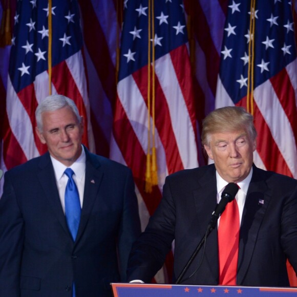 Donald Trump avec son fils Barron et Mike Pence lors de son discours au Hilton New York après son élection à la présidence des Etats-Unis. New York, le 9 novembre 2016.