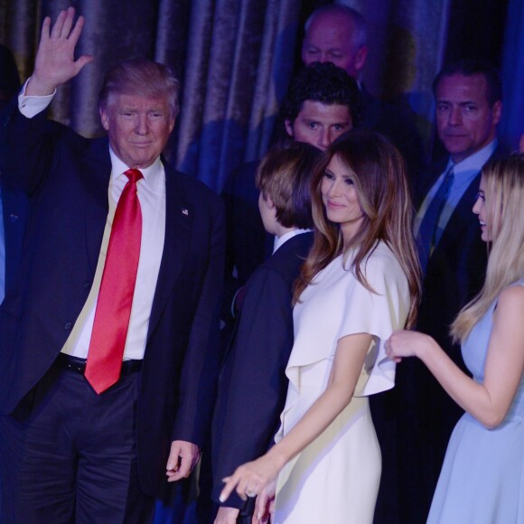 Donald Trump avec son fils Barron, sa fille Ivanka et sa femme Melania lors de son discours au Hilton New York après son élection à la présidence des Etats-Unis. New York, le 9 novembre 2016.