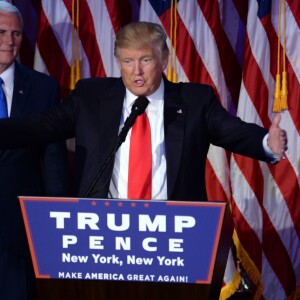 Donald Trump avec son fils Barron et Mike Pence lors de son discours au Hilton New York après son élection à la présidence des Etats-Unis. New York, le 9 novembre 2016.