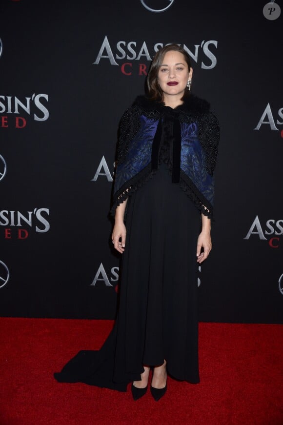 Marion Cotillard (enceinte) à la première de Assassin's Creed au cinema AMC Empire 25 theater à New York le 13 décembre 2016.