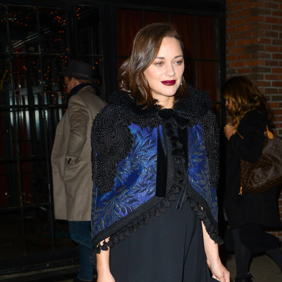 Marion Cotillard enceinte à la sortie de son hôtel pour se rendre à la première de ''Assassins Creed'' à AMC Empire à New York, le 13 décembre 2016.