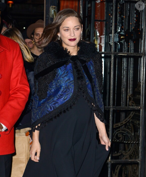 Marion Cotillard enceinte à la sortie de son hôtel pour se rendre à la première de ''Assassins Creed'' à AMC Empire à New York, le 13 décembre 2016.