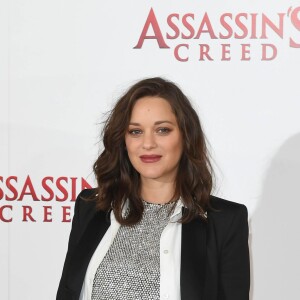 Marion Cotillard, enceinte, au photocall de Assassin's Creed à Londres le 8 décembre 2016.