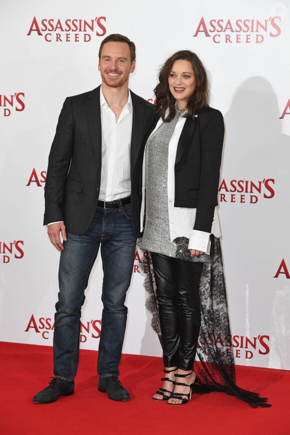 Michael Fassbender et Marion Cotillard (enceinte) au photocall de Assassin's Creed à Londres à l'hôtel Claridge le 8 décembre 2016.