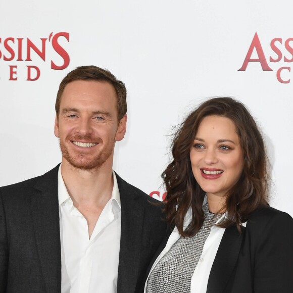 Michael Fassbender et Marion Cotillard (enceinte) au photocall de Assassin's Creed à Londres à l'hôtel Claridge le 8 décembre 2016.