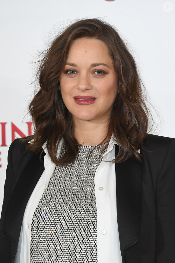 Marion Cotillard, enceinte, au photocall de Assassin's Creed à Londres le 8 décembre 2016. 8 December 2016.