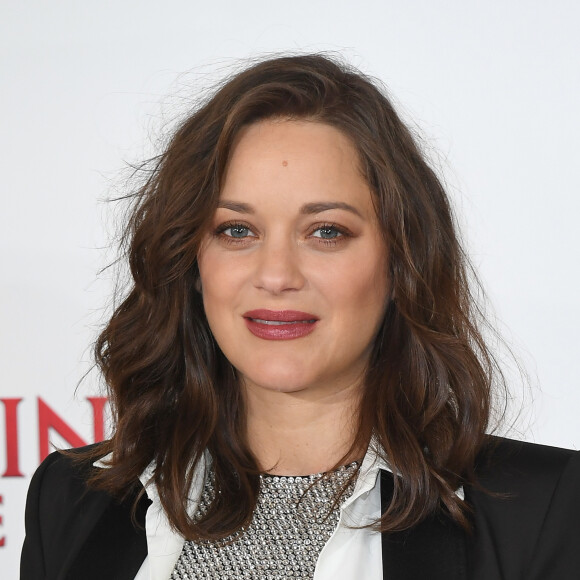 Marion Cotillard, enceinte, au photocall de Assassin's Creed à Londres le 8 décembre 2016. 8 December 2016.
