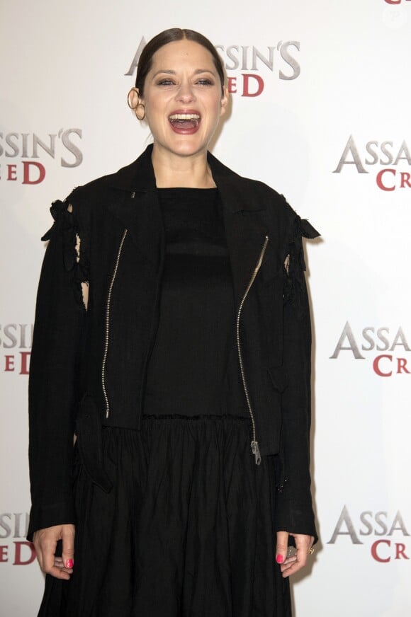 Marion Cotillard (enceinte) au photocall du film "Assas­sin's Creed" au Cafe Moskau à Berlin. Le 1er décembre 2016