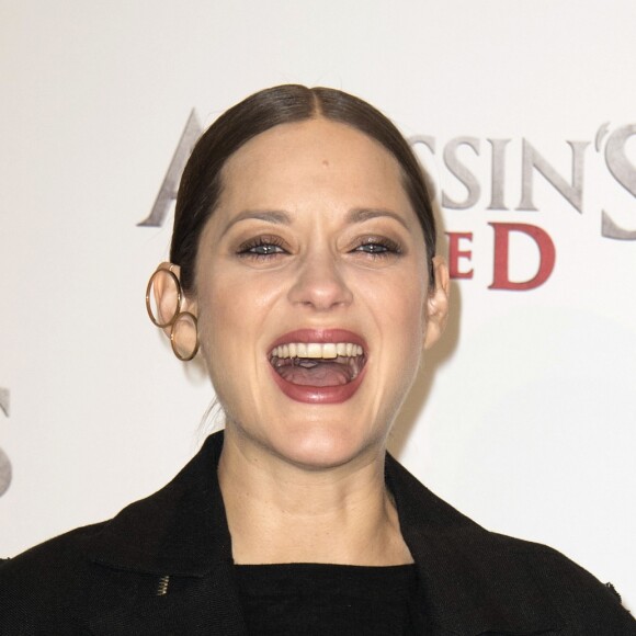 Marion Cotillard (enceinte) au photocall du film "Assas­sin's Creed" au Cafe Moskau à Berlin. Le 1er décembre 2016