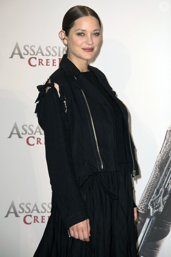 Marion Cotillard (enceinte) au photocall du film "Assas­sin's Creed" au Cafe Moskau à Berlin. Le 1er décembre 2016.