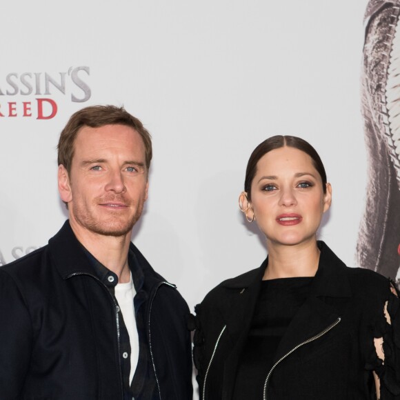 Michael Fassbender et Marion Cotillard enceinte lors du photocall du film "Assas­sin's Creed" au Cafe Moskau à Berlin, Allemagne, le 1er décembre 2016.