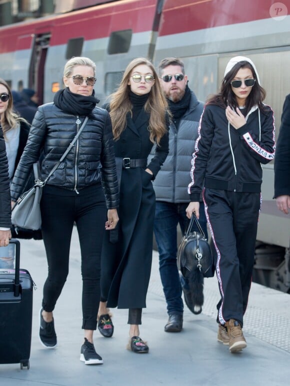 Yolanda Hadid et ses filles Gigi et Bella à Paris le 1er décembre 2016.