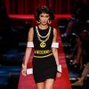 Bella Hadid - Défilé de mode Moschino collection prêt-à-porter printemps-été 2017 à Milan, le 22 septembre 2016.