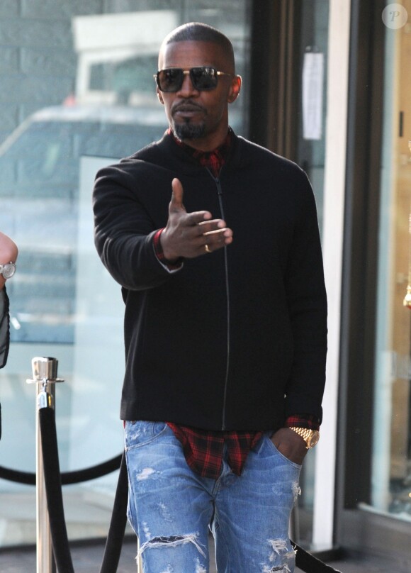 Jamie Foxx fait des selfies avec des fans dans les rues de Beverly Hills. Il se balade ensuite en voiture accompagné d' une inconnue. Le 23 novembre 2016