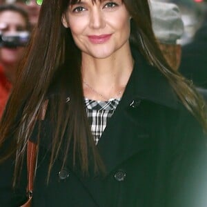 Katie Holmes, avec une nouvelle coupe de cheveux, quitte le studio de l'émission Good Morning America à New York le 6 décembre 2016.