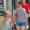 Katie Holmes et sa fille Suri Cruise se promènent avec leur petit chihuahua Honey dans les rues de New York. Le 17 août 2016