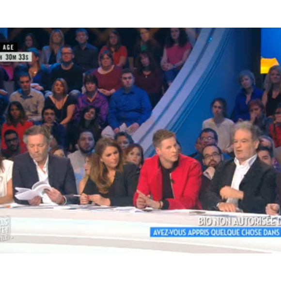 Cyril Hanouna recevait dans TPMP le 6 janvier 2017 René Chiche, auteur de la biographie non autorisée Cyril Hanouna - Le bouffon qui devint roi. L'occasion de débattre de l'ouvrage et des rumeurs qu'il véhicule...