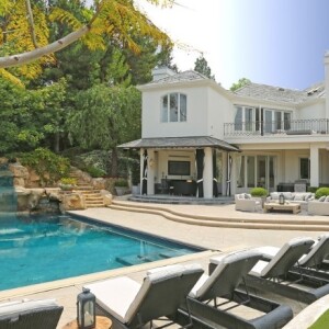 Le chanteur Robbie Williams a vendu sa propriété de Los Angeles pour 10 millions de dollars. Il avait acquis cette luxueuse villa en 2002 pour 5,45 millions de dollars (janvier 2017).