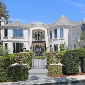 Le chanteur Robbie Williams a vendu sa propriété de Los Angeles pour 10 millions de dollars. Il avait acquis cette luxueuse villa en 2002 pour 5,45 millions de dollars (janvier 2017).