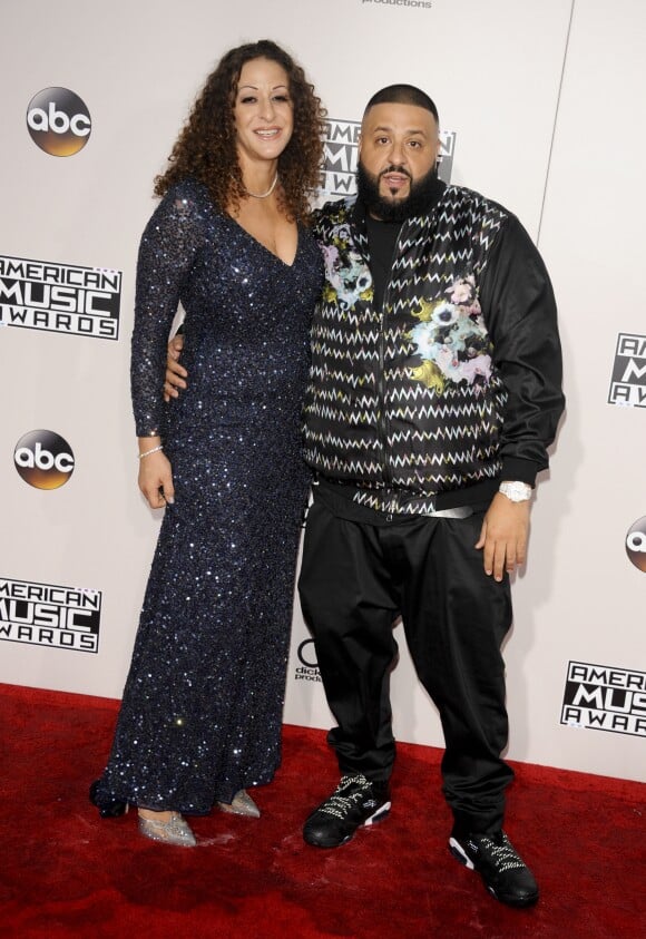 DJ Khaled et sa femme Nicole Tuck sur le tapis rouge du 2016 American Music Awards au théâtre Microsoft à Los Angeles, le 20 novembre 2016