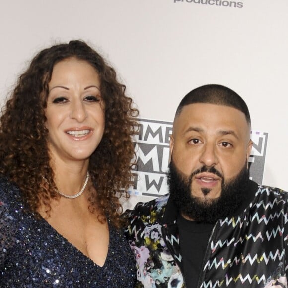 DJ Khaled et sa femme Nicole Tuck sur le tapis rouge du 2016 American Music Awards au théâtre Microsoft à Los Angeles, le 20 novembre 2016