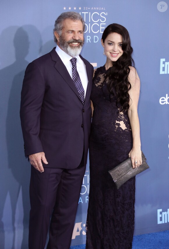Rosalind Ross (enceinte) et son compagnon Mel Gibson lors de la 22ème soirée annuelle Critics' Choice Awards au Barker Hangar à Santa Monica, le 11 décembre 2016.