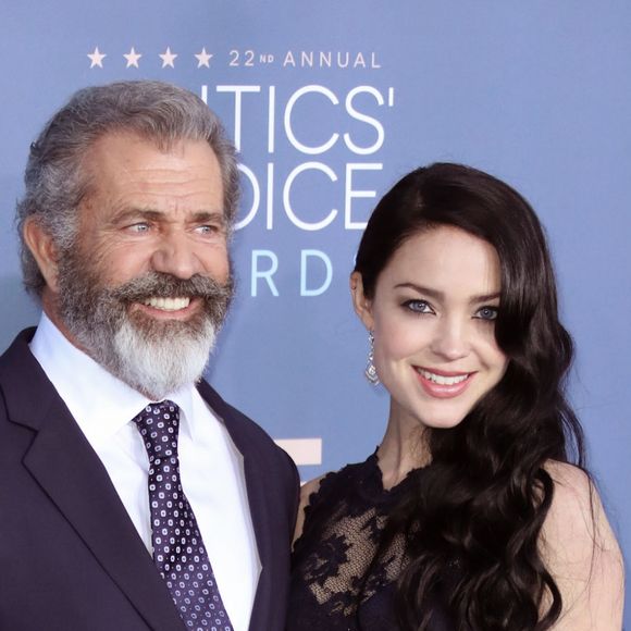 Rosalind Ross (enceinte) et son compagnon Mel Gibson lors de la 22ème soirée annuelle Critics' Choice Awards au Barker Hangar à Santa Monica, le 11 décembre 2016.