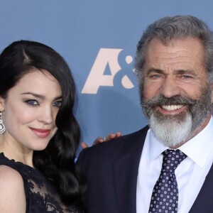 Rosalind Ross (enceinte) et son compagnon Mel Gibson lors de la 22ème soirée annuelle Critics' Choice Awards au Barker Hangar à Santa Monica, le 11 décembre 2016.