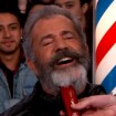 Mel Gibson : Un fan lui rase la barbe en pleine rue et en direct à la télévision