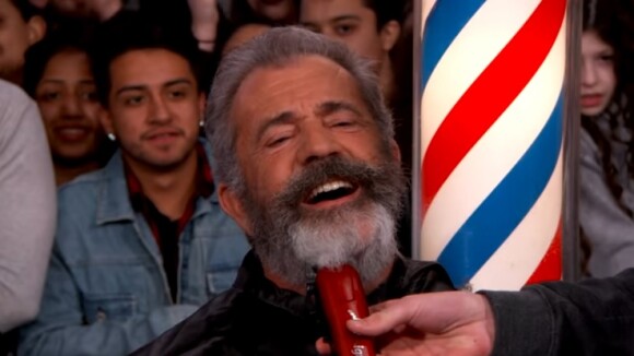 Mel Gibson : Un fan lui rase la barbe en pleine rue et en direct à la télévision