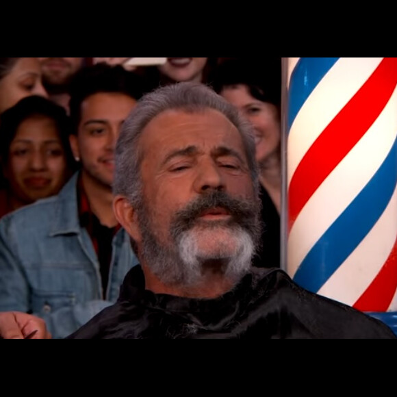 Mel Gibson se faisant raser la barbe par un inconnu en plein Hollywood pour l'émission de Jimmy Kimmel, le 6 janvier 2017. Avant cela, le jeune fan prénommé William s'était prêté au jeu en se faisant raser les cheveux par l'acteur.